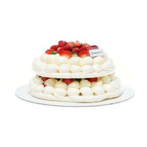 Tort Pavlova este o minune de tort de bezea supraetajat,de un alb imaculat, cu fructe si menta proaspete, invaluite intr-o crema de mascarpone delicioasa.